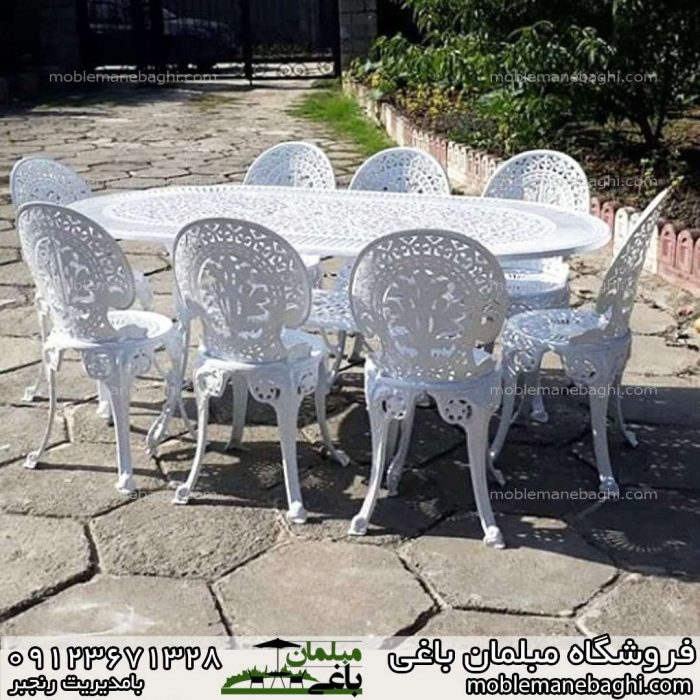 میزوصندلی آلومینیومی مدل طاووسی ست هشت نفره با میزبیضی در حیاط ویلایی لاکچری