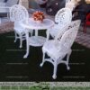مبلمان پلیمری مخصوص فضای باز به صورت ست سه نفره بر روی چمن مصنوعی ست مبلمان پلیمری مخصوص فضای باز رنگ سفید مدل طاووسی بسیار شیک مناسب ویلا و باغ