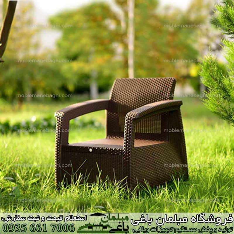 مبل حصیری پلیمری بابل رنگ قهواه ای تیره بر روی چمن طبیعی در یک فضای باز حیاط ویلایی شیک بسیار باکیفیت و مقاوم در مقابل نور مستقیم آفتاب با قیمت پخش عمده مبلمان حصیری پلیمری