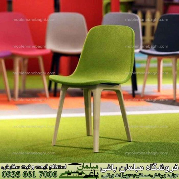 در جلوی تصویر صندلی پلیمری تیکا رنگ سبز بر روی چمن مصنوعی مناسب تراس بالکن آپارتمان و فضای سبز ویلا و کنار استخر بسیار شیک و در زمینه تصویر رنگ بندی متنوع صندلی های تیکا با کیفیت بالا
