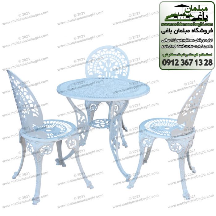 مبلمان آلومینیومی مخصوص فضای باز باغ و ویلا مدل طاووسی شامل ست مبلمان آلومینیومی با میز چهارنفره آلومینیومی و سه عدد صندلی آلومینیومی به رنگ سفید