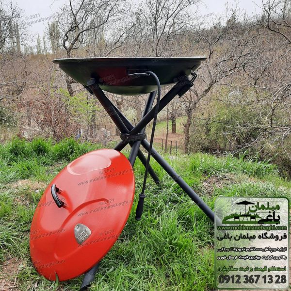 باربیکیو سفری پارمیس دارای درب و آویز بودن کندهگیر از دسته منقل آن در یک ویلای شیک و لاکچری