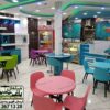 صندلی پلیمری تیکا در رستوران به همراه میزنهارخوری با رنگ‌های ست شامل آبی آسمانی،‌ سبز چمنی، صورتی و بنفش ارسالی مشتری از کرمان شهربابک