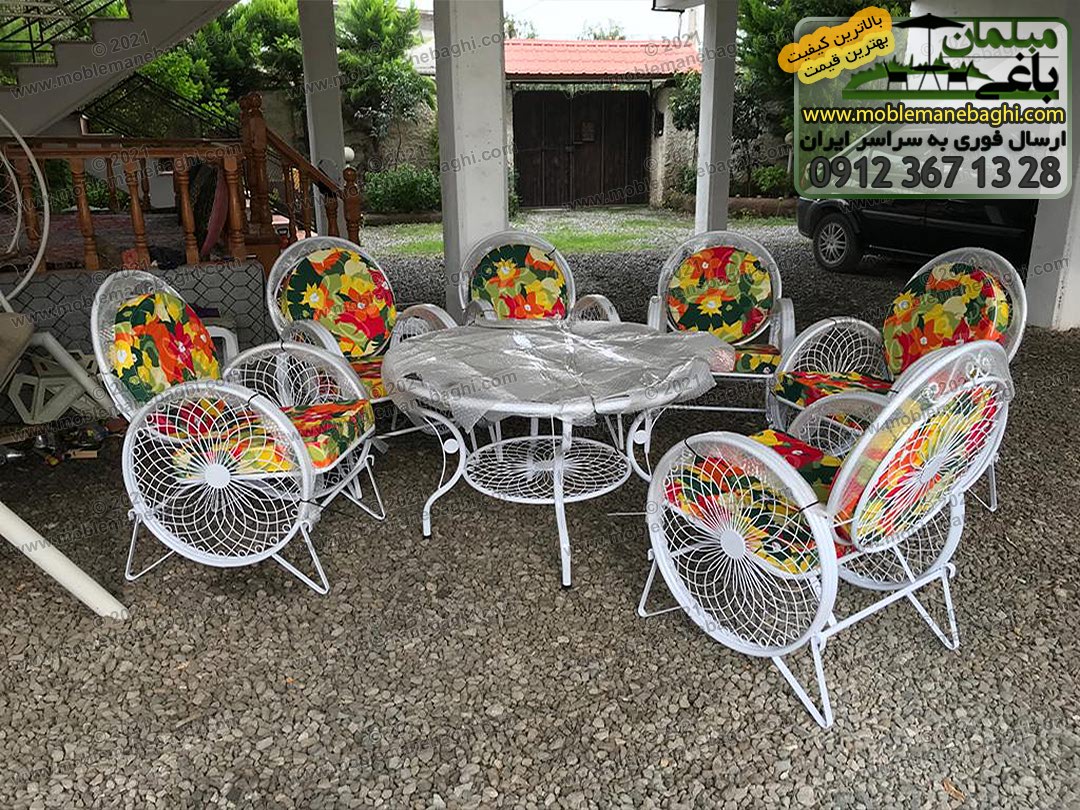 ست شش نفره مبلمان فلزی گلبرگ شامل شش عدد صندلی کالسکه‌ای یا گلبرگ به همراه میز فلزی درجه یک اورجینال در حیاط یک ویلای شیک ارسالی مشتری از مازندران شهر آمل