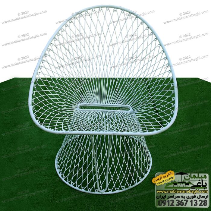 بافت متراکم و باکیفیت صندلی فلزی باغی اورجینال مدل بامبو بر روی چمن مصنوعی در فروشگاه مبلمان باغی