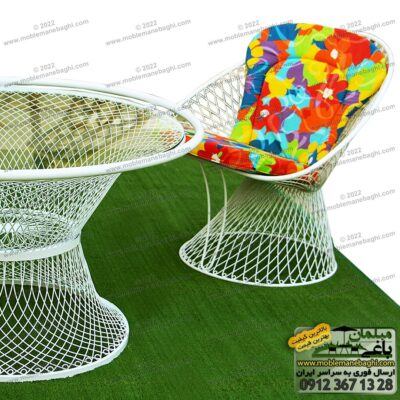باکیفیت‌ترین ست مبلمان باغی بامبو شامل صندلی فلزی اورجینال بامبو و میز نهار خوری مخصوص فضای باز مدل بامبو باکیفیت و درجه یک بر روی چمن مصنوعی در فروشگاه مبلمان باغی