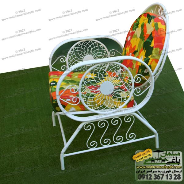 باکیفیت‌ترین صندلی فلزی باغی مدل خورشیدی به همراه تشک طبی مخصوص فضای باز باغ و باغچه بر روی چمن مصنوعی در فروشگاه مبلمان باغی