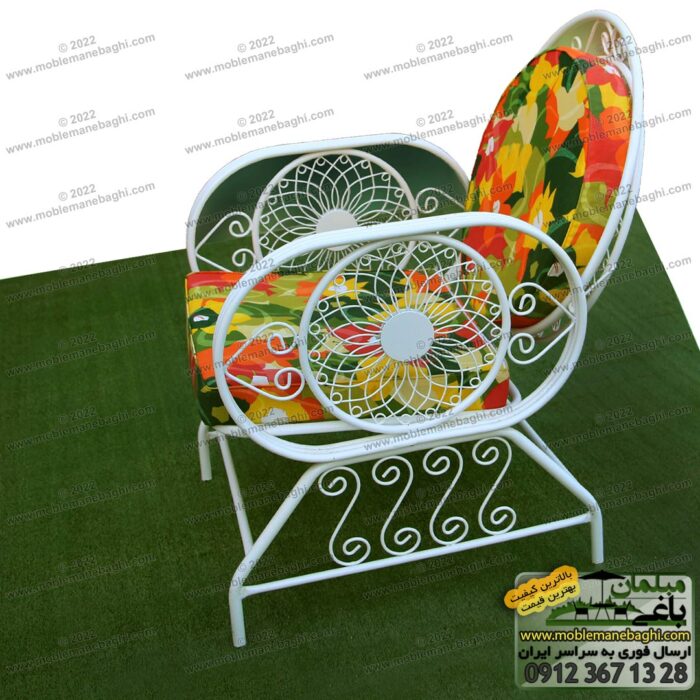 باکیفیت‌ترین صندلی فلزی باغی مدل خورشیدی به همراه تشک طبی مخصوص فضای باز باغ و باغچه بر روی چمن مصنوعی در فروشگاه مبلمان باغی