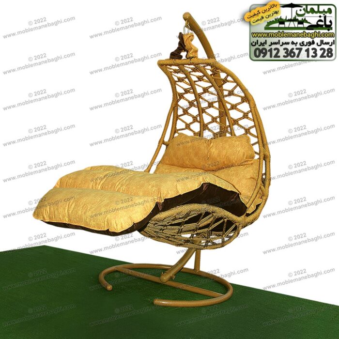تاب ریلکسی هلال یا صندلی ریلکسی درازکش رنگ طلایی بسیار باکیفیت و مقاوم و آرامش بخش بر روی چمن مصنوعی