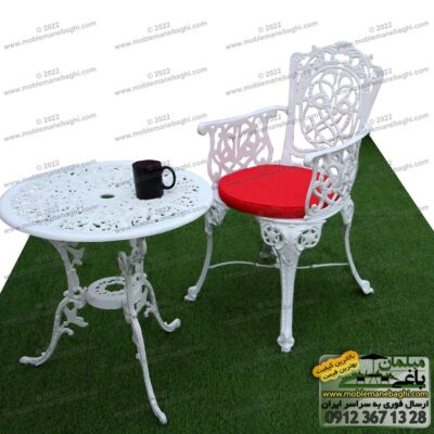 ست میز و صندلی آلومینیومی مخصوص تراس و فضای باز مدل مرغابی با تشک قرمز بر روی چمن مصنوعی