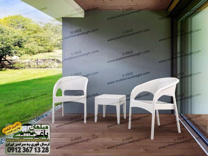 صندلی نهارخوری حصیری کد992 مناسب رستوران و فضای باز باغ و باغچه در محوطه یک ویلای زیبا صندلی حصیری رنگ سفید است به همراه میز عسلی حصیری زیبا