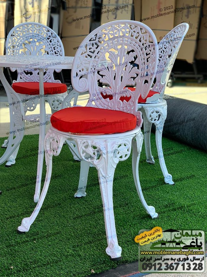 صندلی آلومینیومی طاووسی مدل2021 به همراه تشک مخصوص و ضربه گیر بر روی چمن مصنوعی در محوطه فروشگاه مبلمان باغی مرکز پخش صندلی آلومینیومی اورجینال