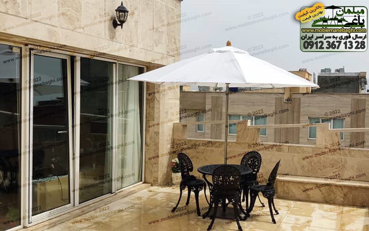 چتر پایه وسط مخصوص میز ناهارخوری فضای باز به همراه ست الومینیومی مدل طاووسی ارسالی مشتری از کردستان در فضای باز بالکن آپارتمانی شیک و زیبا در سنندج کردستان