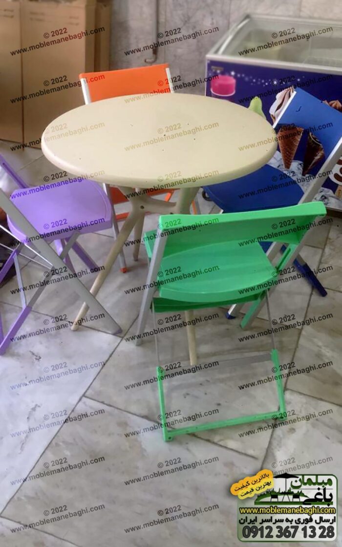 ست میز و صندلی تاشو ناهارخوری مناسب مسافرت، رستوران و فست فود ارسالی مشتری کرج. چهار صندلی تاشو پلاستیکی آلومینیومی مدل کلاسیک با رنگ های سبز و بنفش و آبی و نارنجی به همراه میز پلیمری کرم واقع در فست فودی در کرج