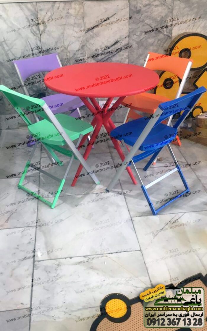میز و صندلی تاشو پلاستیکی آلومینیومی مقاوم مناسب رستوران و مسافرت و کافه ارسالی مشتری فروشگاه مبلمان باغی در کرج. صندلی تاشو با رنگ شاد شامل نارنجی، سبز، آبی و بنفش و میز ناهارخوری گرد به رنگ قرمز. بسیار شاد و جذاب در رستورانی در مارلیک