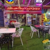 ست میز و صندلی درختی یا شاخ و برگ از جنس پلی کربنات درجه یک. تصویر ارسالی مشتری فروشگاه مبلمان باغی از کافه بستنی آیس رم در رضوان‌شهر گیلان. محوطه بیرونی کافه بستنی از چمن مصنوعی پوشیده شده و بر روی آن سه عدد ست چهار نفره ناهارخوری مدل صندلی درختی قرار دارد. رنگ ست صندلی پلی کربنات درختی به صورت سفید و مشکی است