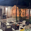 ترکیبی عالی از ست مبلمان حصیری بابل همراه صندلی حصیری ناصر مخصوص تراس و فضای باز ارسالی مشتری مبلمان باغی در جاده چالوس کرج؛ این ست زیبا دارای ترکیب کرم و قهوه‌ای است که بسیار شیک و زیباست و در محوطه ویلایی لاکچری در جاده چالوس قرار دارد در پشت این ست زیبا نمایی از باربیکیو و آلاچیقی زیبا دیده می شود