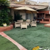 ست شش نفره مبل حصیری بابل مناسب تراس و فضای باز در ویلایی شیک در گرگان همراه چتر باغی پایه کنار و چمن مصنوعی مناسب باغ و ویلا؛ تصویر ارسالی مشتری فروشگاه مبلمان باغی