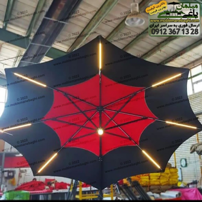 نمای نزدیک از اسکلت سایبان چتری باکیفیت دارای سیستم روشنایی در تولیدی سایبان چتری فروشگاه مبلمان باغی