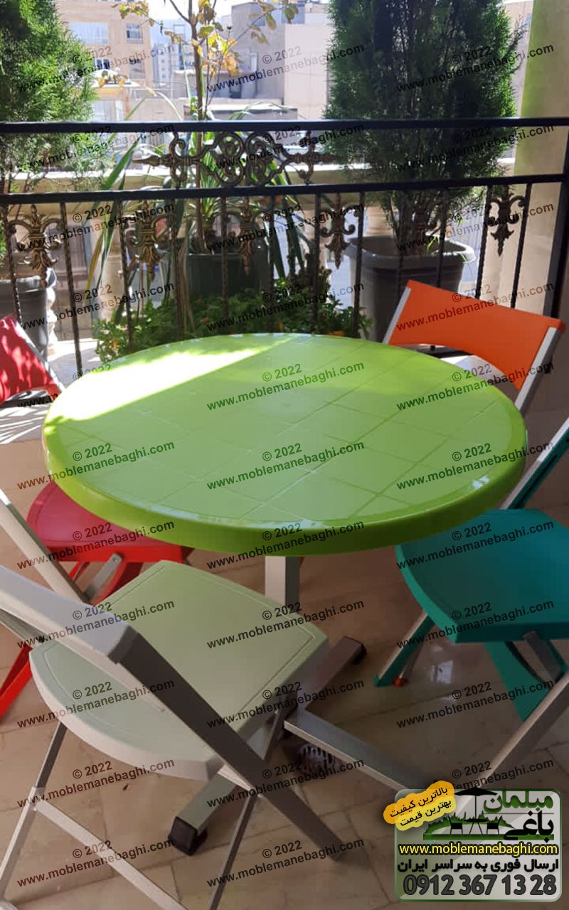 ست چهار نفره میز و صندلی تاشو پلاستیکی ارسالی مشتری فروشگاه مبلمان باغی در مشهد. شامل میز و صندلی تاشو مدل کلاسیک در رنگ‌های نارنجی، سبز-آبی، قرمز و طوسی به همراه میز تاشو سبز. مناسب تراس و فضای باز و به عنوان میز و صندلی تاشو مسافرتی