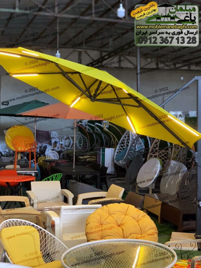 چتر باغی آفتابگیر کنار استخری رنگ زرد دارای سیستم روشنایی و چرخش سایه در بورس چتر باغی فروشگاه مبلمان باغی