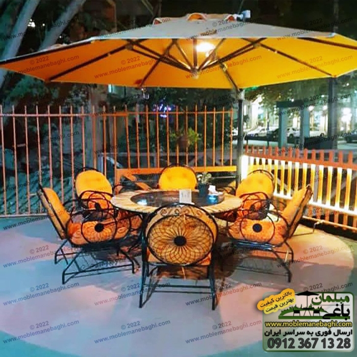 چتر باغی حیاطی مدرن با سایبان قابل تنظیم به همراه ست شش نفره صندلی فلزی خورشیدی به رنگ زرد؛ ست زیبای چتر باغی حیاطی و صندلی فلزی مدل خورشیدی در فضای باز رستورانی شیک