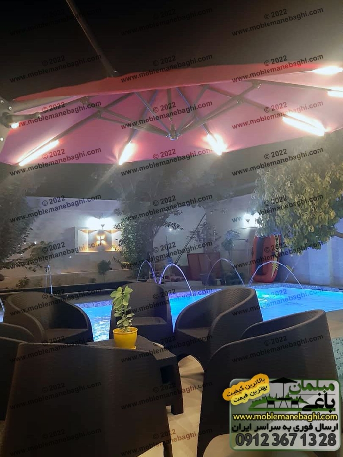 صندلی حصیری ویلایی ناصرپلاستیک کد890 به رنگ مشکی به همراه چتر ویلایی کنار استخری مدرن مدل چراغ دار با تنظیم سایه در کنار استخری زیبا در هنگام شب در ویلایی مدرن در تهران