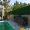 فنس چمنی استخری بر روی دیوار کنار استخر به جهت حذف دید مزاحم همسایه مشرف به استخر به همراه ست مبلمان باغی حصیری و باربیکیو کنار این استخر زیبا در ویلایی شیک و زیبا در کردان کرج