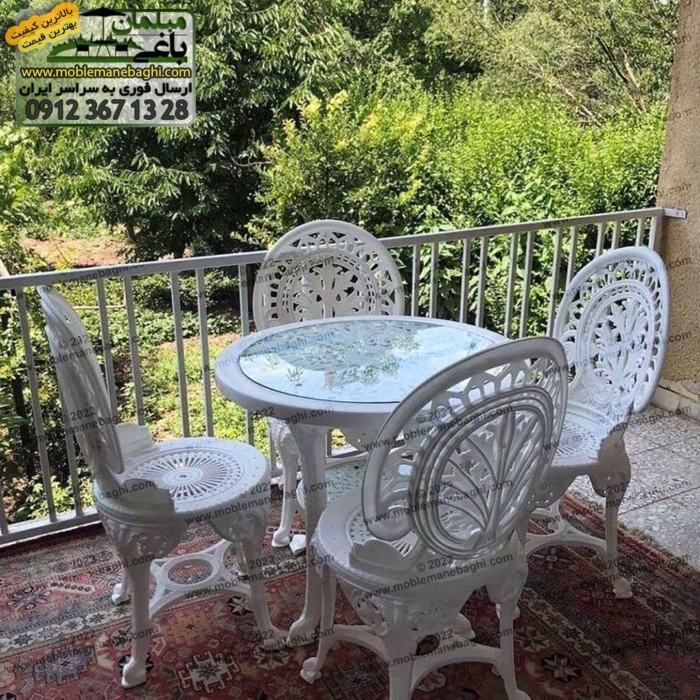 میز صندلی بالکن مدل طاووسی شامل چهار صندلی پلیمری مناسب بالکن به همراه میز پلاستیکی چهارنفره در بالکن ویلا باغی زیبا