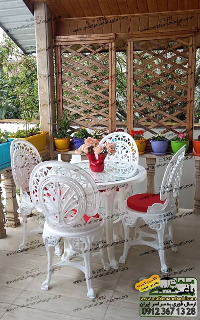 میز و صندلی تراس پلیمری با تشک قرمز مناسب تراس و آلاچیق و فضای باز در ویلای زیبا