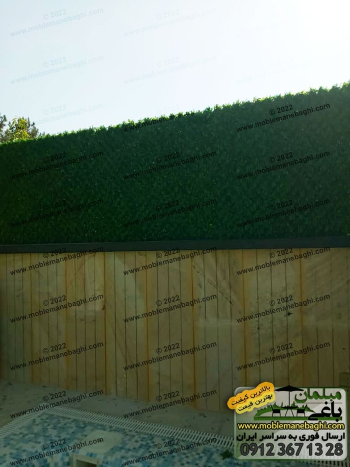 نصب فنس چمنی کرج کردن تصویر ارسالی مشتری مبلمان باغی که در آن فنس چمن بر روی دیوار ویلای ایشان نصب شده است. نمای دیوار پارکت چوبی است و با فنس چمن سبز رنگ بسیار قشنگ شده است