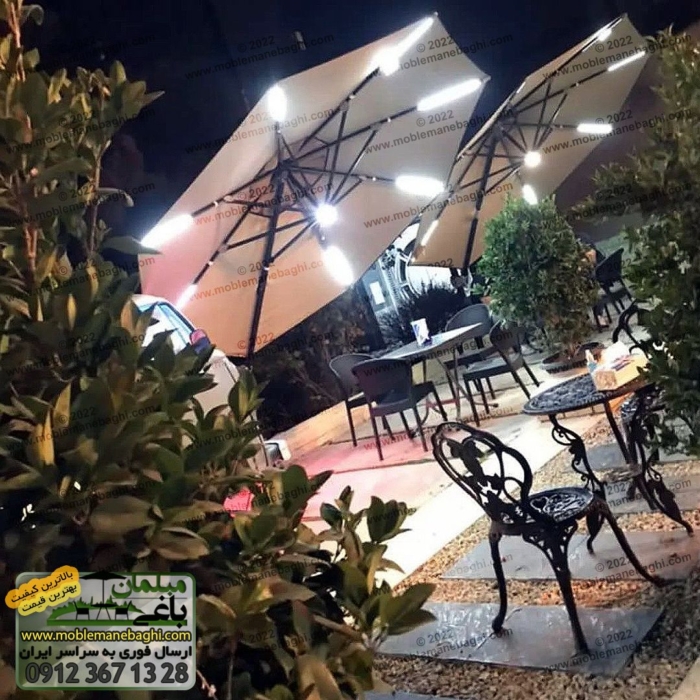 چتر باغی چراغ دار پایه بغل دارای سیستم روشنایی در فضای باز رستورانی زیبا و مدرن به همراه ست ناهارخوری فضای باز