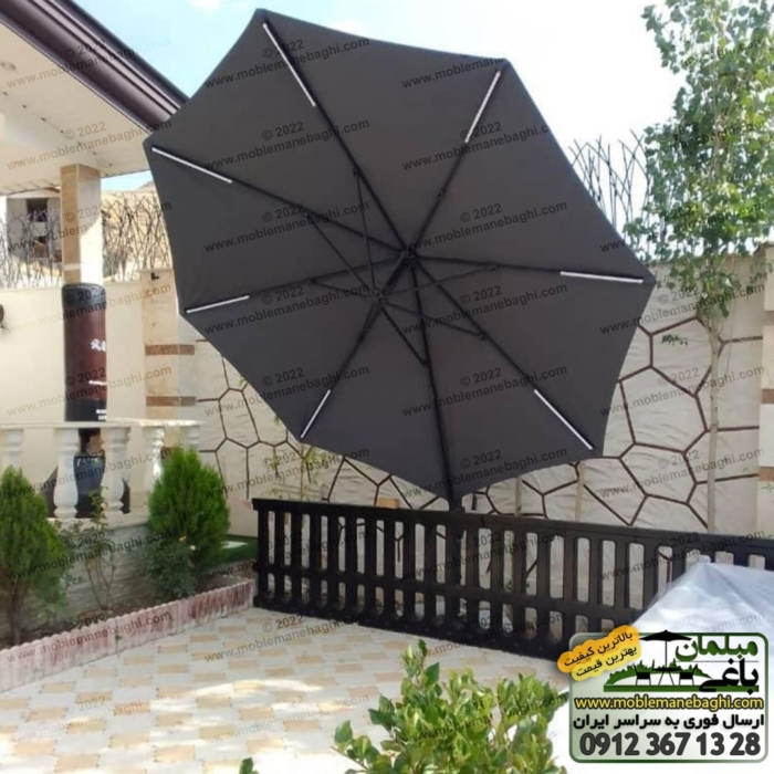 چتر باغی متحرک مدرن پایه کنار در محوطه حیاط ویلایی شیک