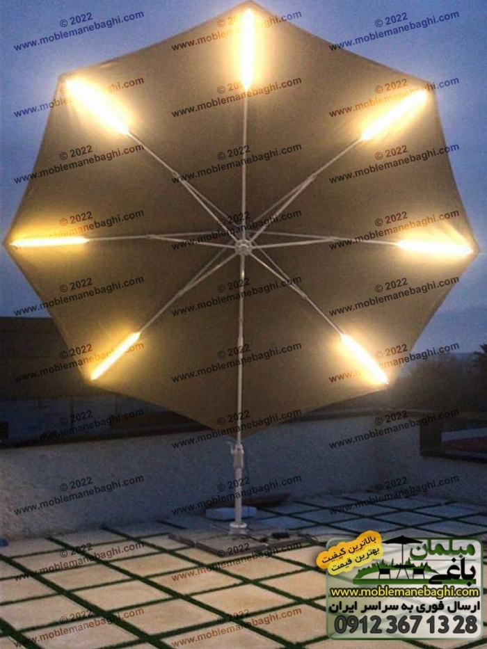 چتر پایه کنار با روشنایی روشن واقع در پشت بام و روف گاردن آپارتمان ویلایی شیک و زیبا