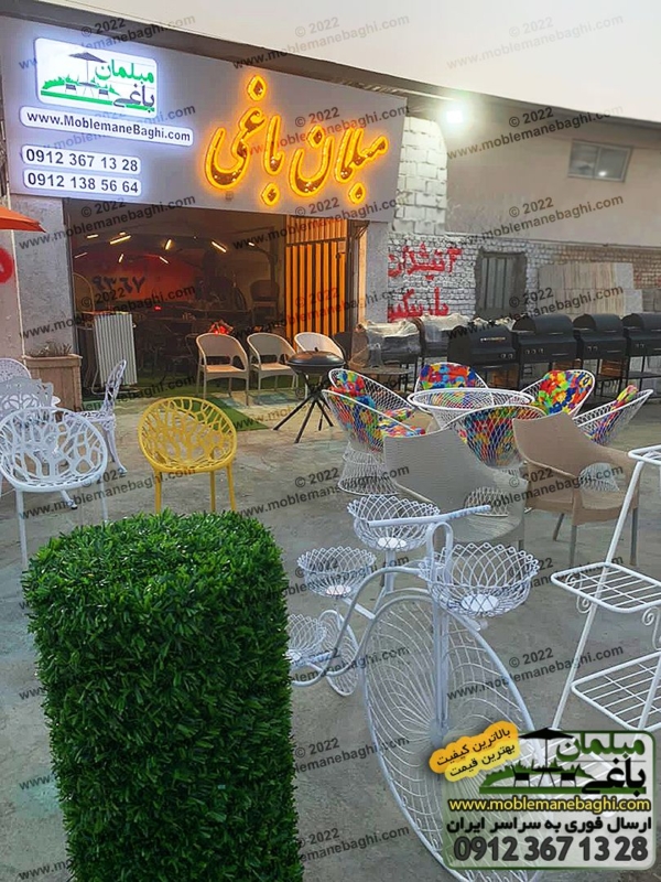 محوطه بیرونی فروشگاه مبلمان باغی واقع در کرج - شهرک ویلایی طاووسیه؛ در این محوطه انواع مبلمان باغی شامل صندلی فلزی و صندلی حصیری و باربیکیو و مبلمان ویلایی و صندلی آلومینیومی و صندلی پلیمری و همچنین جاگلدانی فلزی و فنس چمنی دیده میشود.
