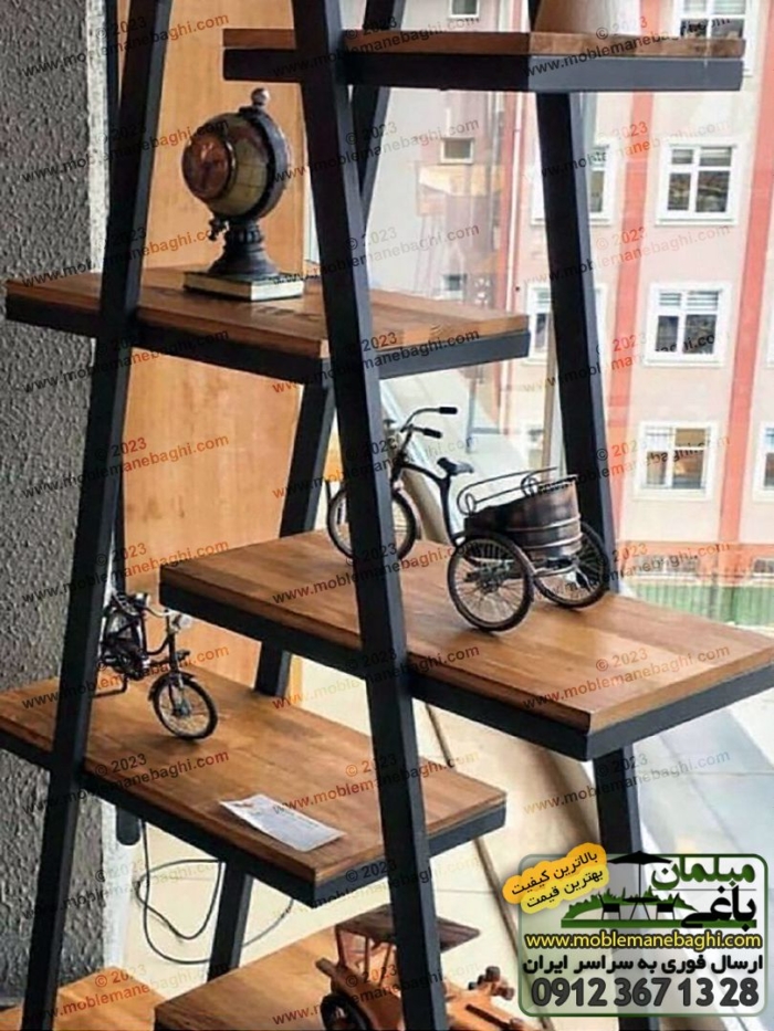 شلف ایستاده فلزی چوبی با ابعاد 25 در 70 و ارتفاع 160 سانتی‌متر در کنار شیشه اتاق خواب و با دکوری‌های زیبا داخل طبقات شلف