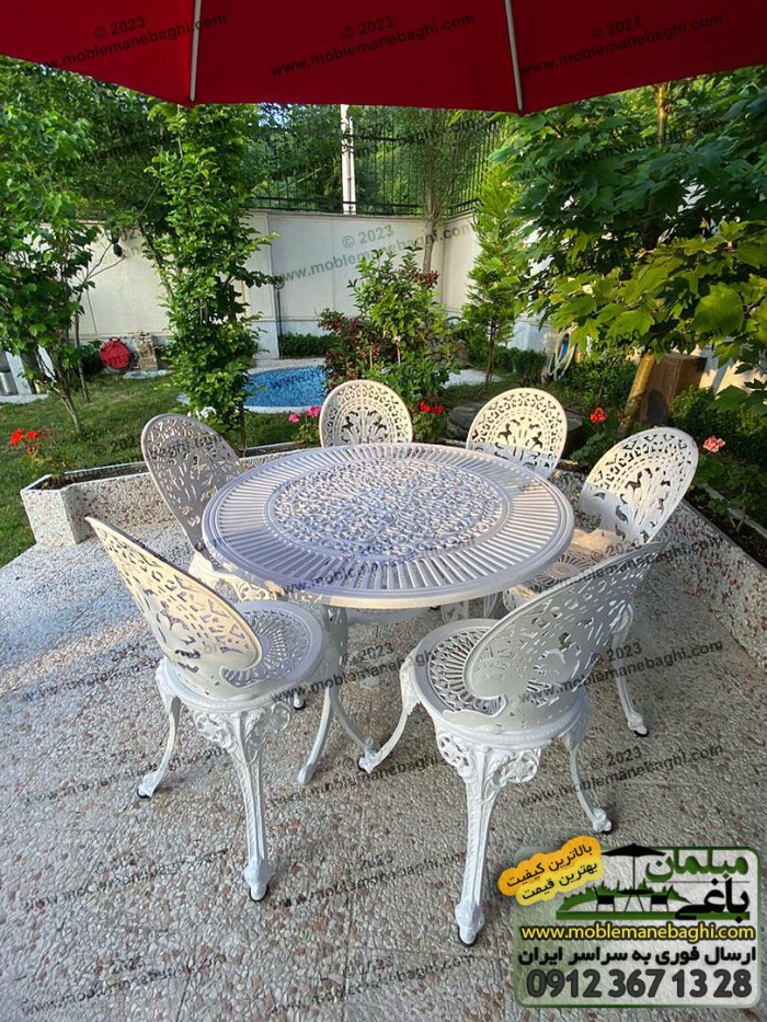 ست میز و صندلی آلومینیومی مدل طاووسی به رنگ سفید واقع در محوطه فضای باز ویلایی شیک و زیبا در گیلان شهر لاهیجان ارسالی مشتری فروشگاه مبلمان باغی