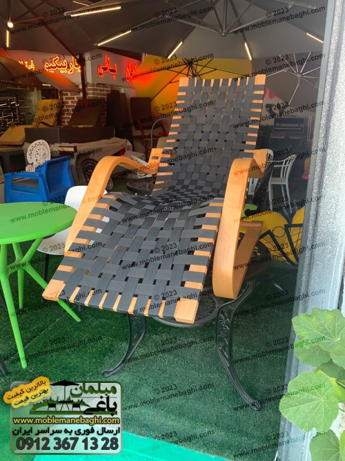 صندلی کنار استخر پرنیان در محوطه فروشگاه مبلمان باغی بر روی چمن مصنوعی